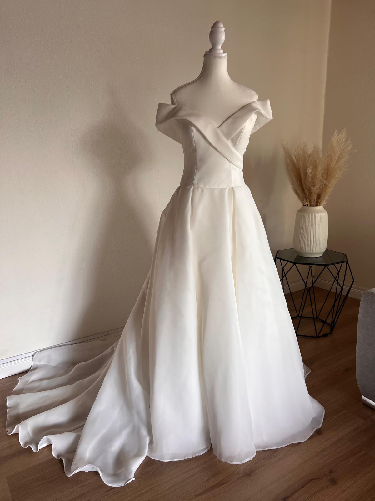 Détail délicat d'une robe de mariée
